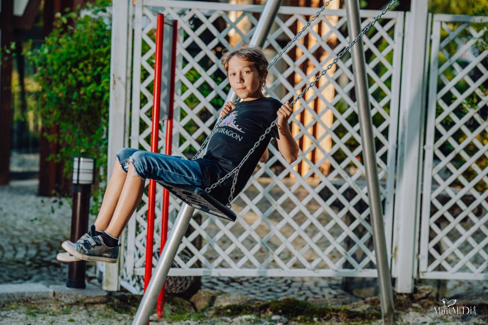 Norweska Dolina Family&Pet-Friendly Resort Szklarska Poreba Ngoại thất bức ảnh A child on a swing