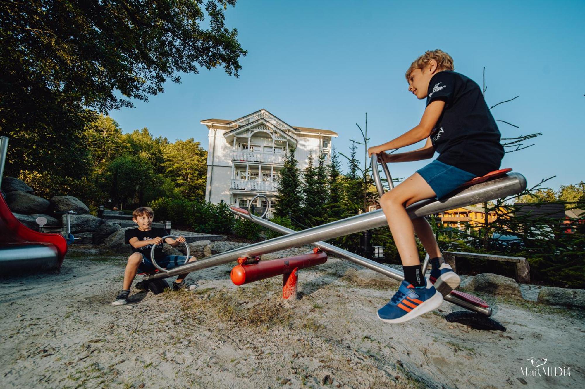 Norweska Dolina Family&Pet-Friendly Resort Szklarska Poreba Ngoại thất bức ảnh Children playing on a seesaw